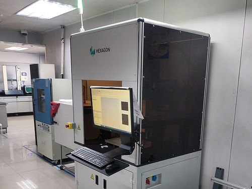 金龍魚工廠,有這樣一臺(tái)設(shè)備專門用來檢測瓶體瓶蓋